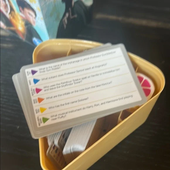 Hasbro Trivial Pursuit Game: Harry Potter Edition - Black and Gold - Picture 8 of 8